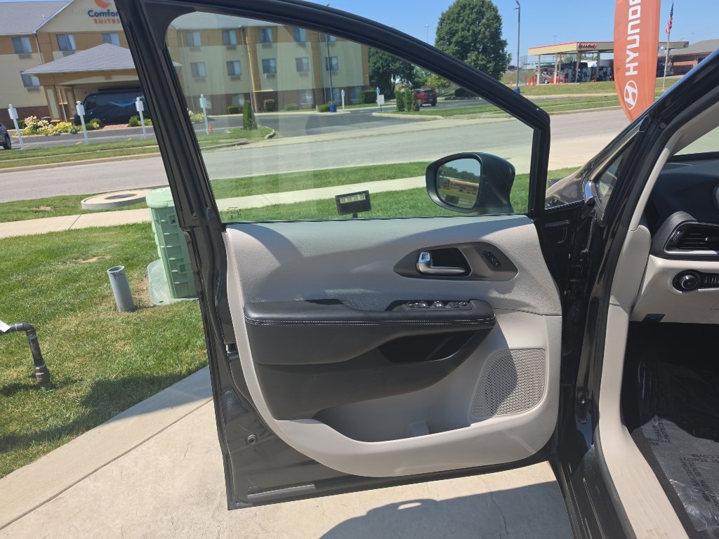 Used 2023 Chrysler Pacifica Touring-L FWD image 13