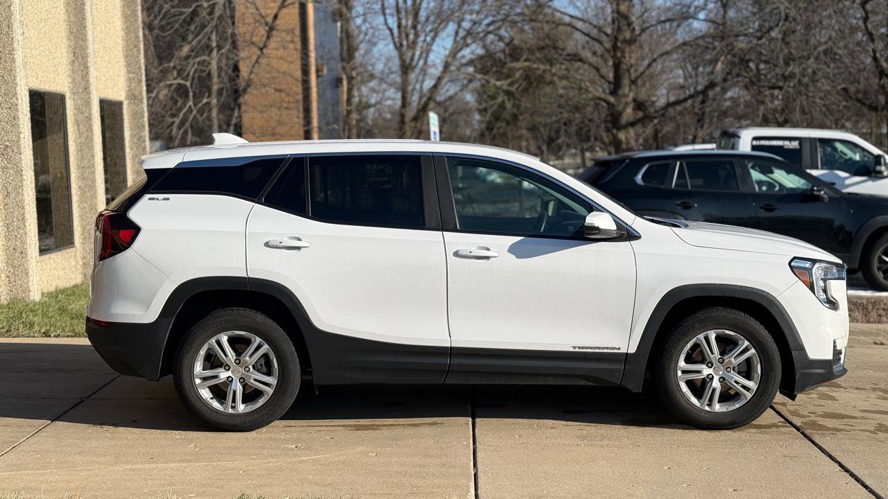 Used 2022 GMC Terrain SLE FWD image 8