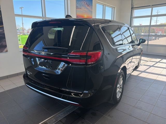 New 2027 Chrysler Pacifica Select FWD image 6