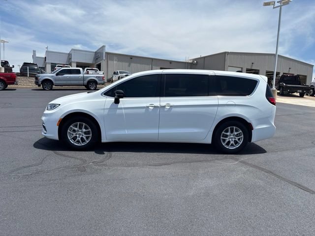 Used 2025 Chrysler Pacifica Select FWD image 8
