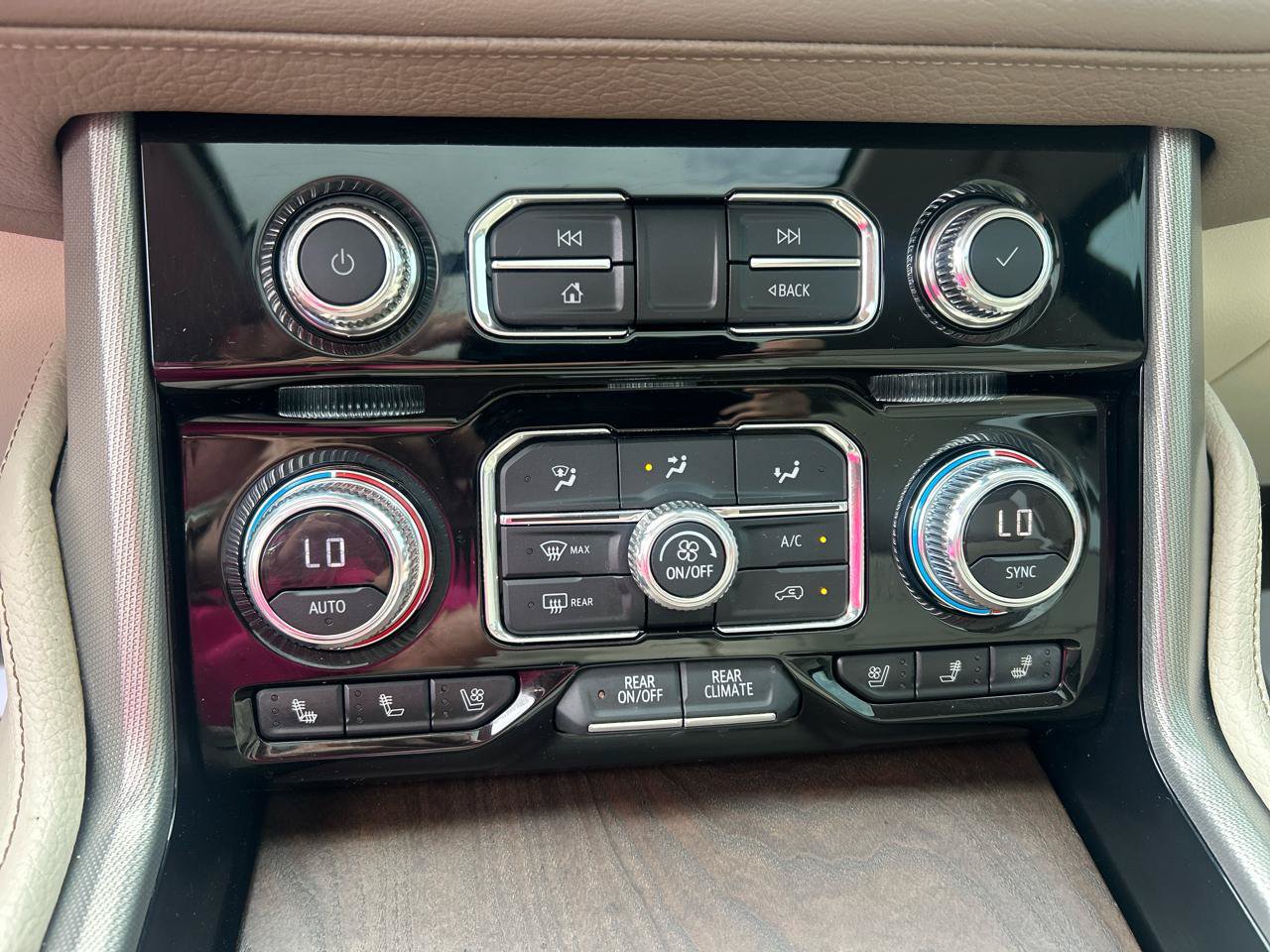 Used 2021 GMC Yukon Denali w/ Denali Premium Package AWD/4WD image 25
