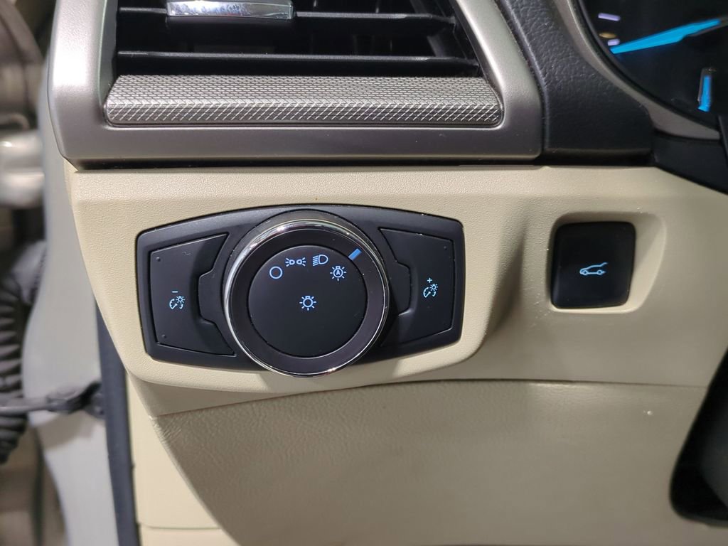 Used 2015 Ford Fusion SE image 32