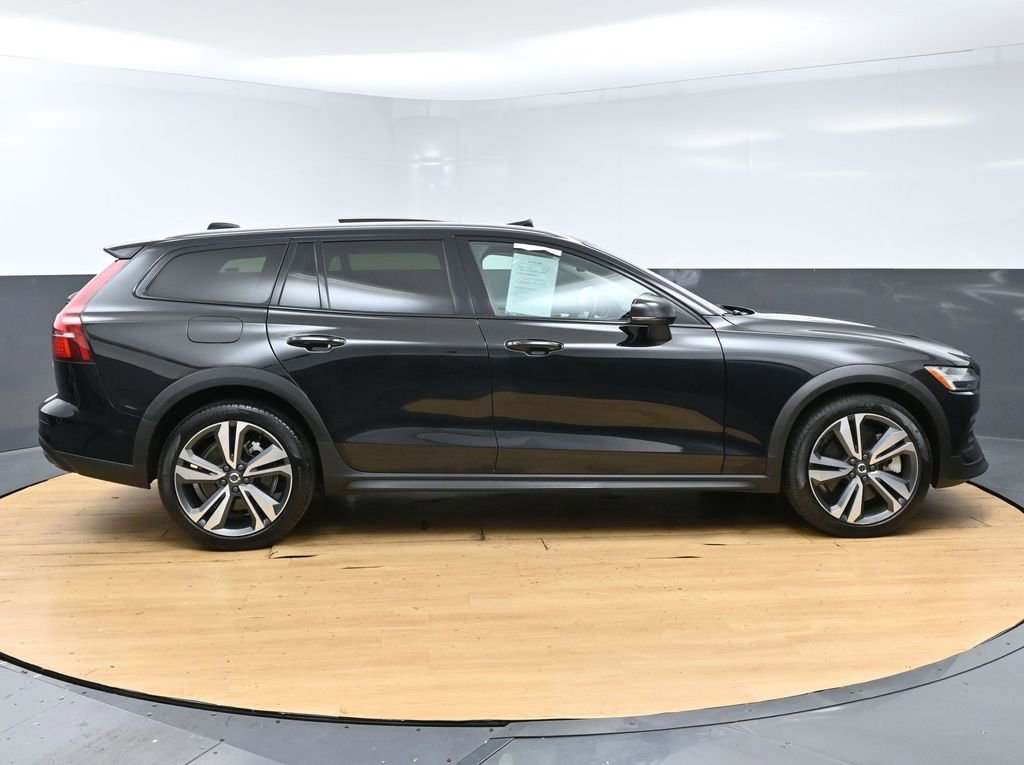 Used 2025 Volvo V60 B5 Cross Country Plus AWD/4WD image 8