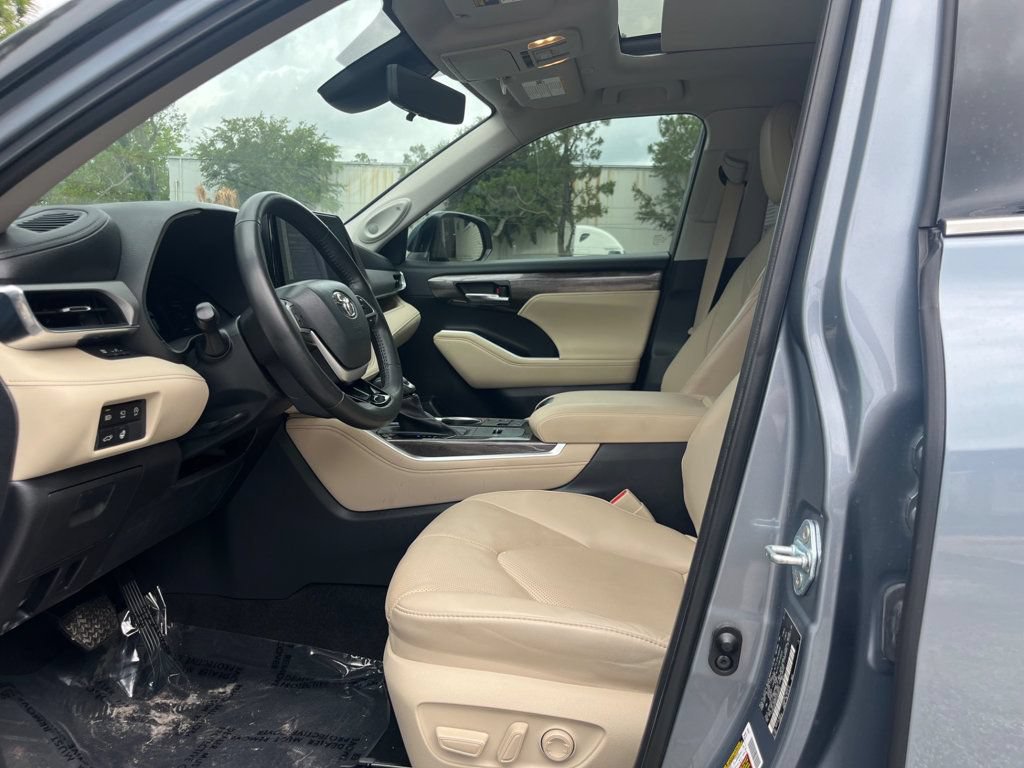 Used 2023 Toyota Highlander Platinum FWD image 2