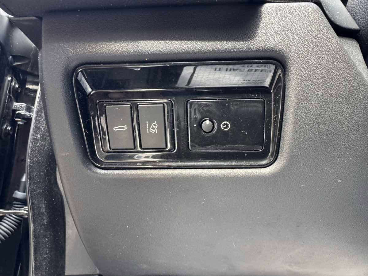 Used 2016 Jaguar XF S image 10