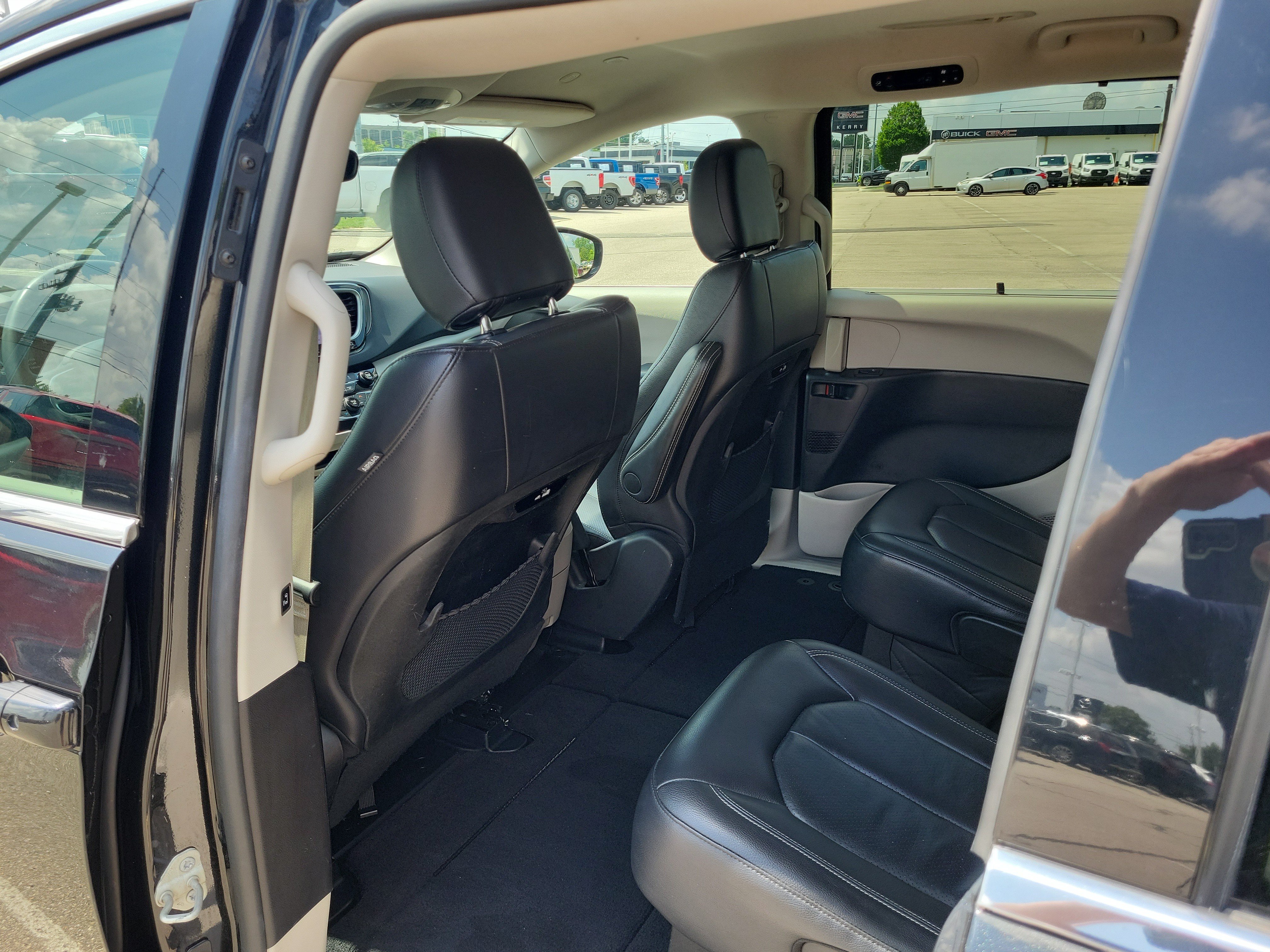 Used 2022 Chrysler Pacifica Touring-L FWD image 13