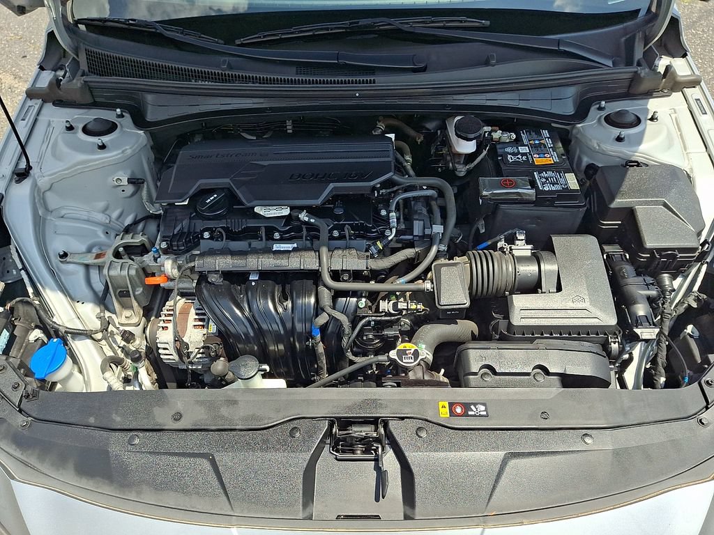 Certified 2022 Hyundai Elantra Limited w/ Preferred Accessory Package FWD image 31