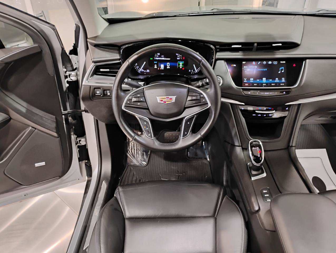 Used 2018 Cadillac XT5 Luxury w/ Driver Awareness Package image 38
