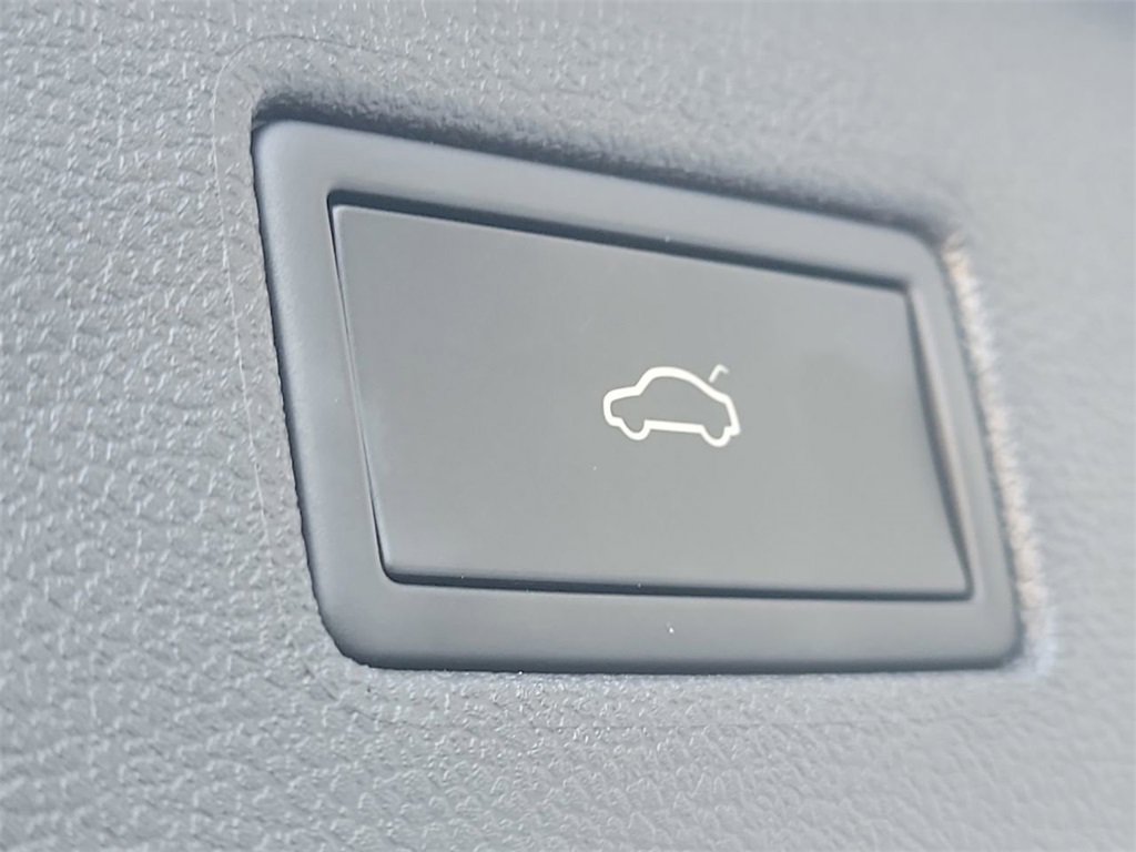 Used 2022 Volkswagen Tiguan SE image 12