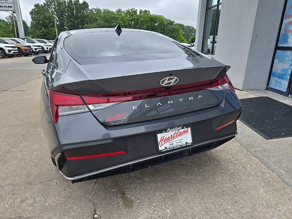 Used 2025 Hyundai Elantra SE FWD image 9