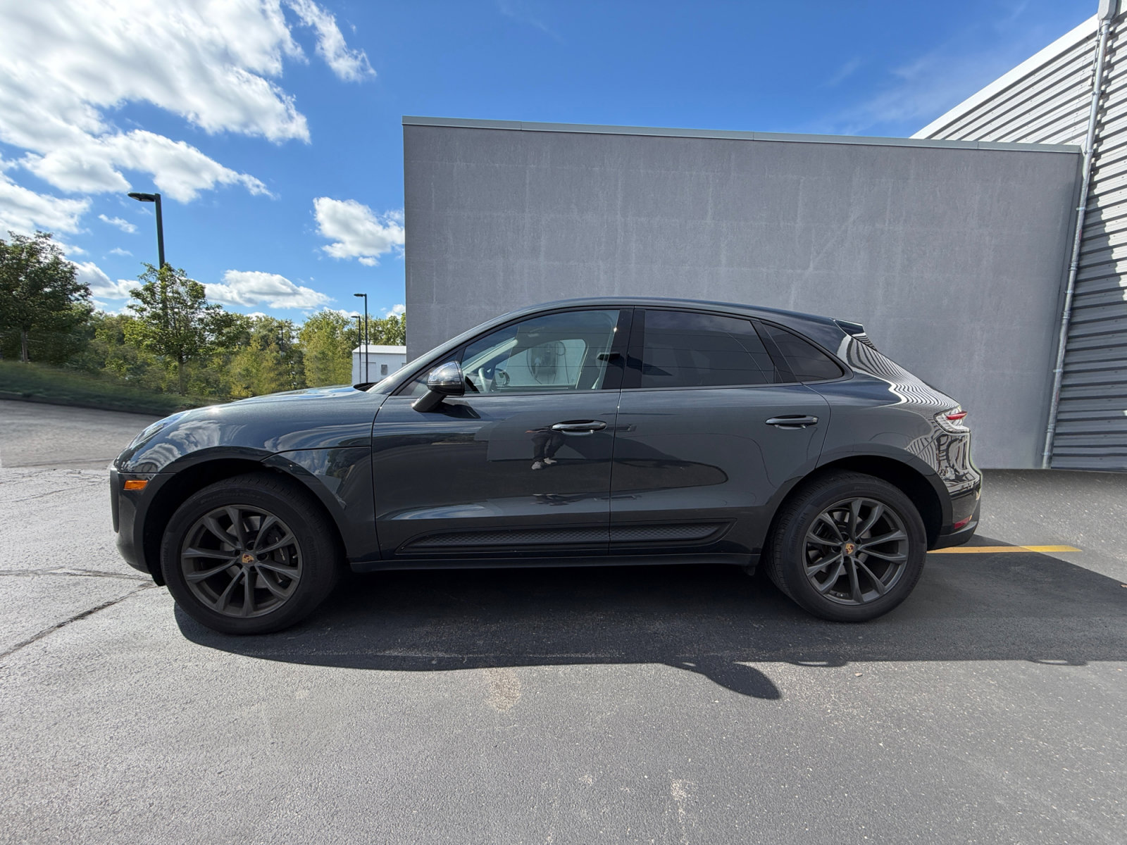 Used 2023 Porsche Macan AWD/4WD image 2