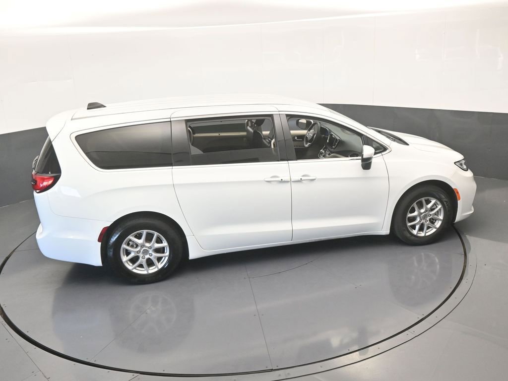 Used 2023 Chrysler Pacifica Touring-L image 54