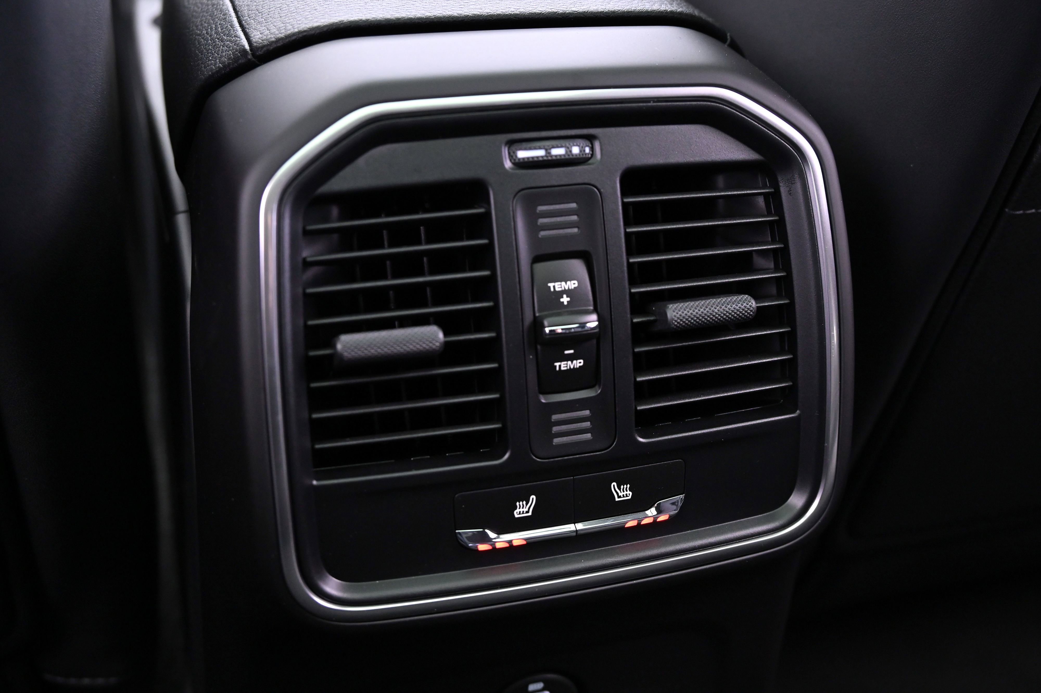 Certified 2025 Porsche Macan image 24