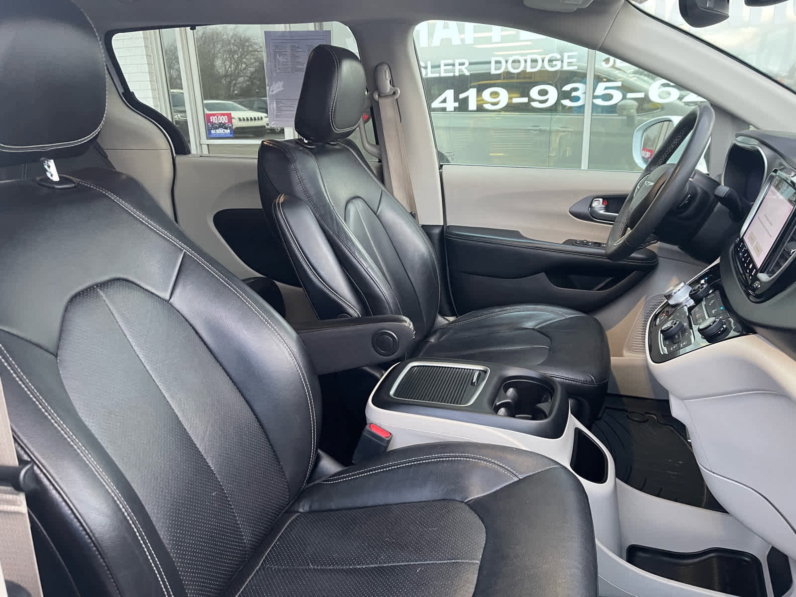 Used 2022 Chrysler Pacifica Touring-L image 11