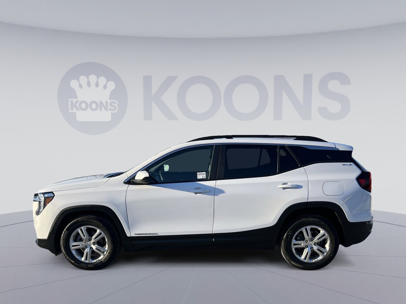 Used 2022 GMC Terrain SLE w/ Driver Convenience Package image 2