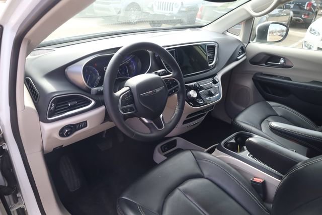 Used 2023 Chrysler Pacifica Touring-L image 9