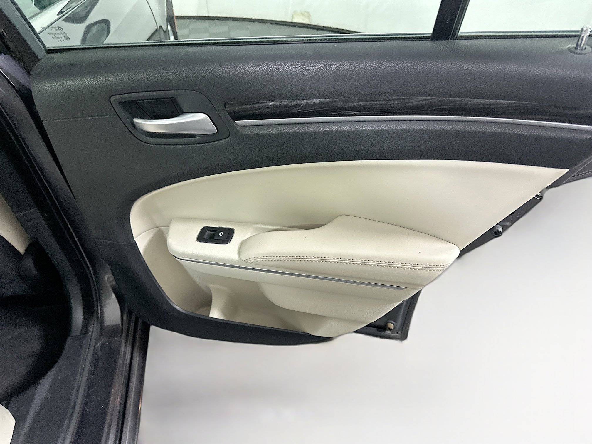 Used 2015 Chrysler 300 Limited RWD image 26