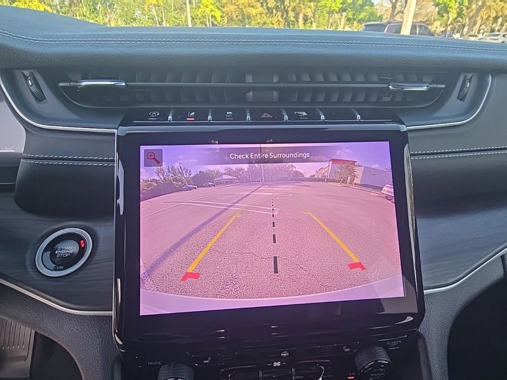 Used 2024 Jeep Grand Cherokee Limited w/ Black Appearance Package image 19