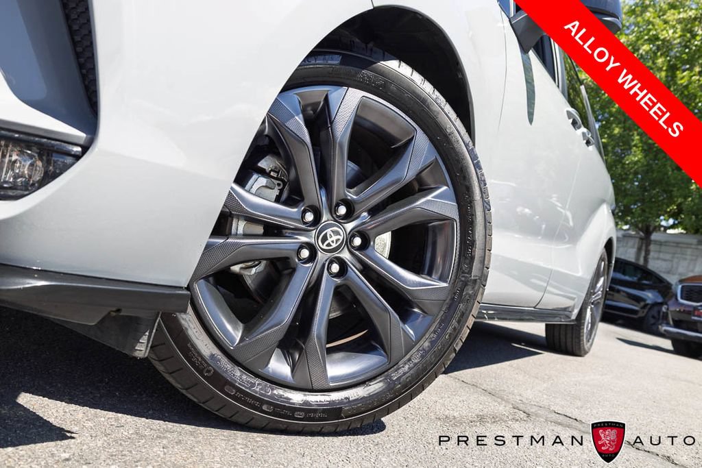 Used 2025 Toyota Sienna XSE FWD image 15