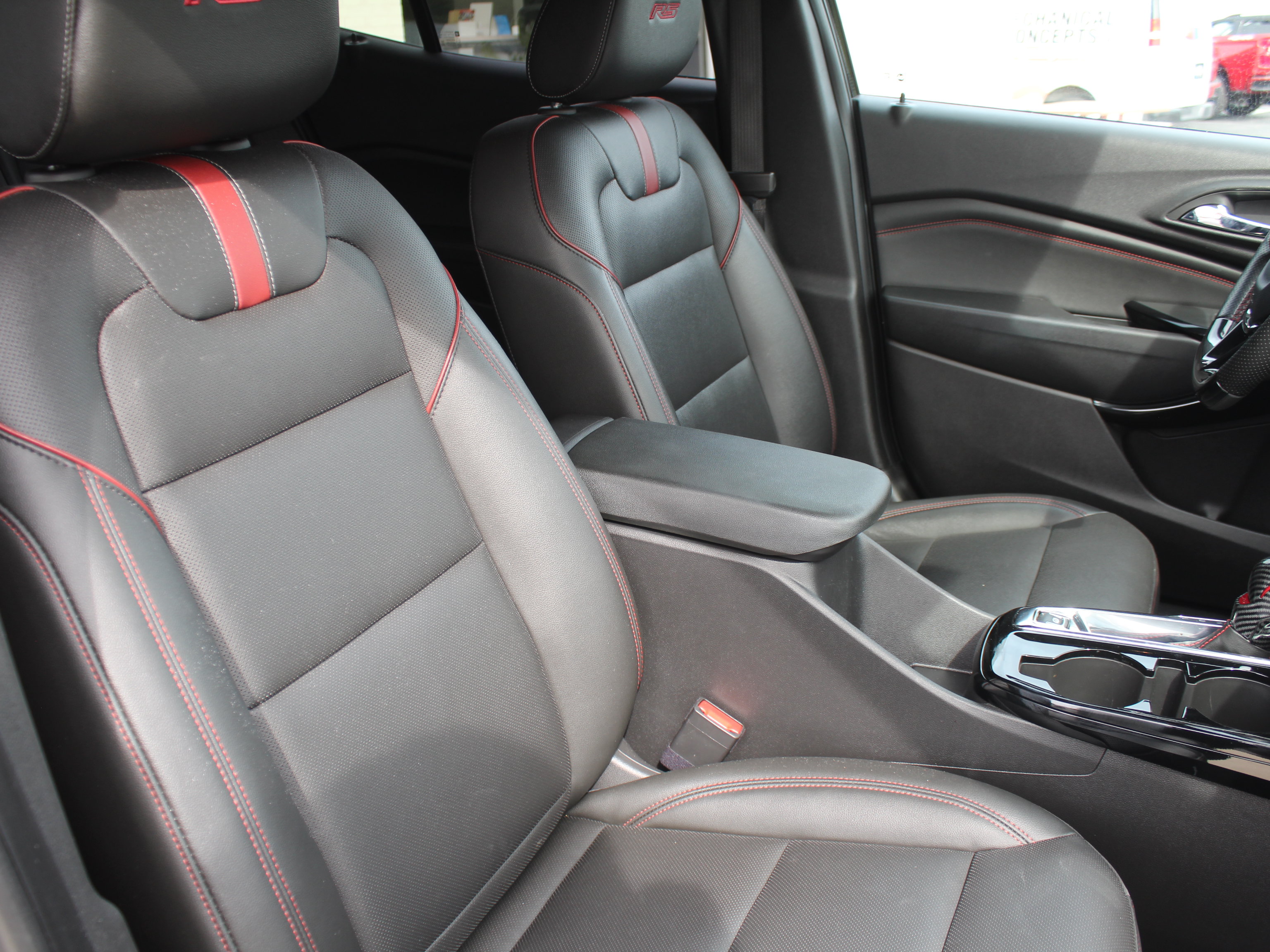 Used 2025 Chevrolet Trax RS FWD image 28