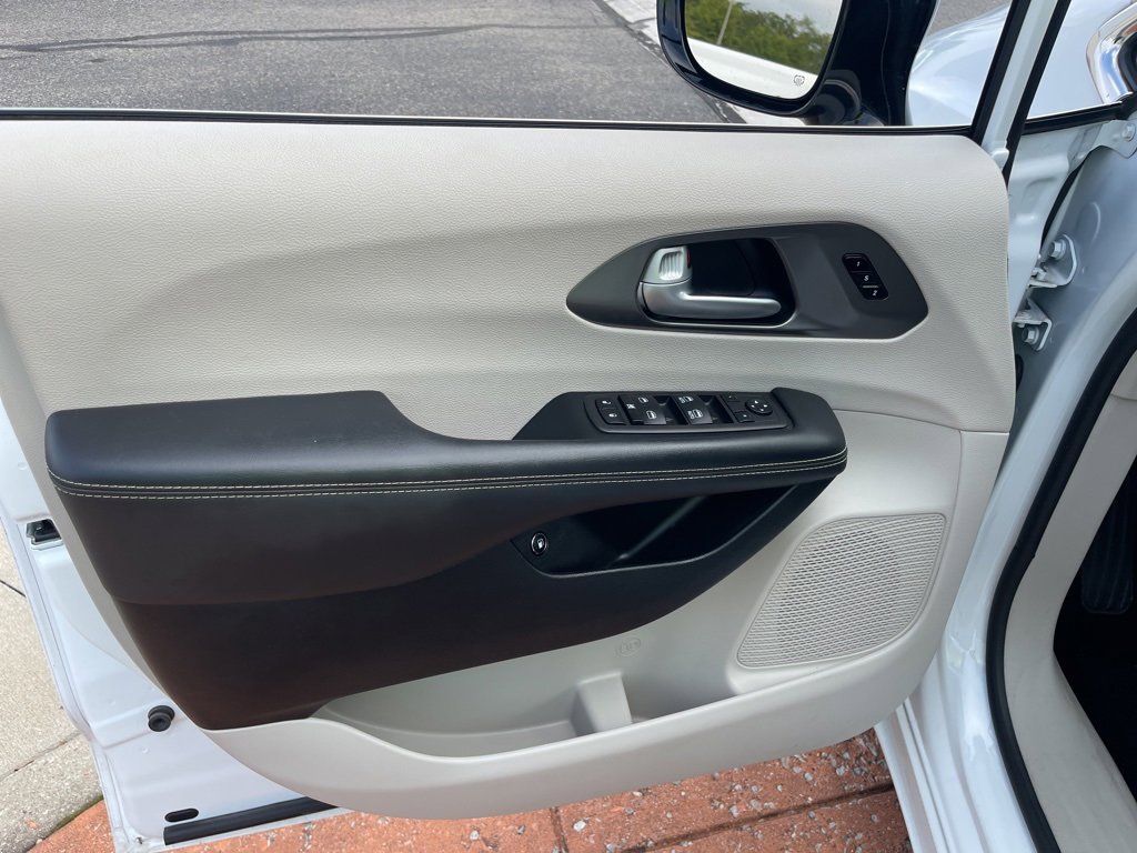 Used 2024 Chrysler Pacifica Select image 10