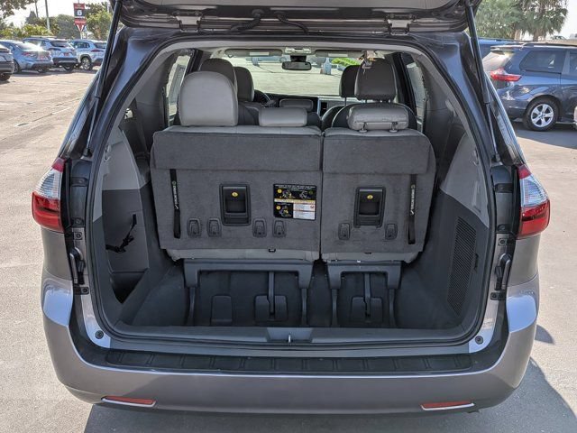 Used 2020 Toyota Sienna LE w/ Carpet Mat Package FWD image 12