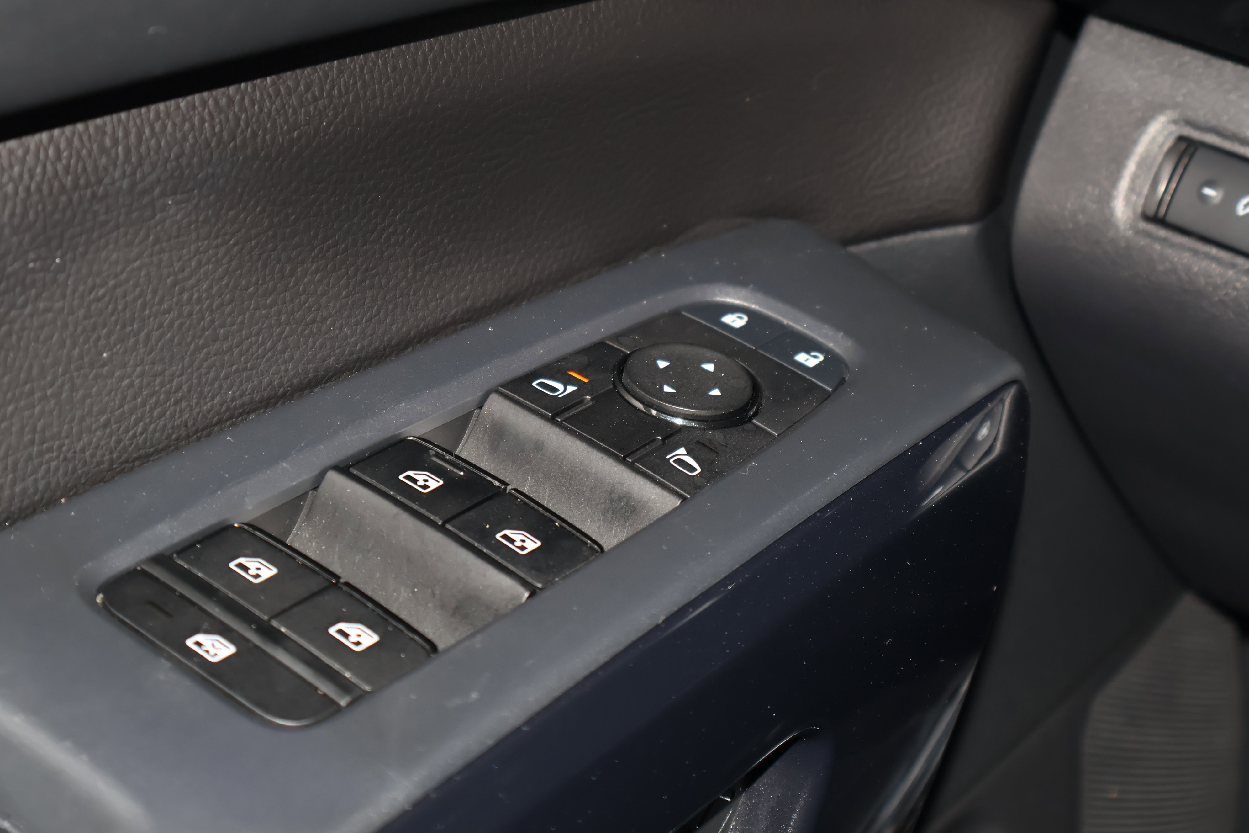 Used 2025 Nissan Pathfinder SV image 35