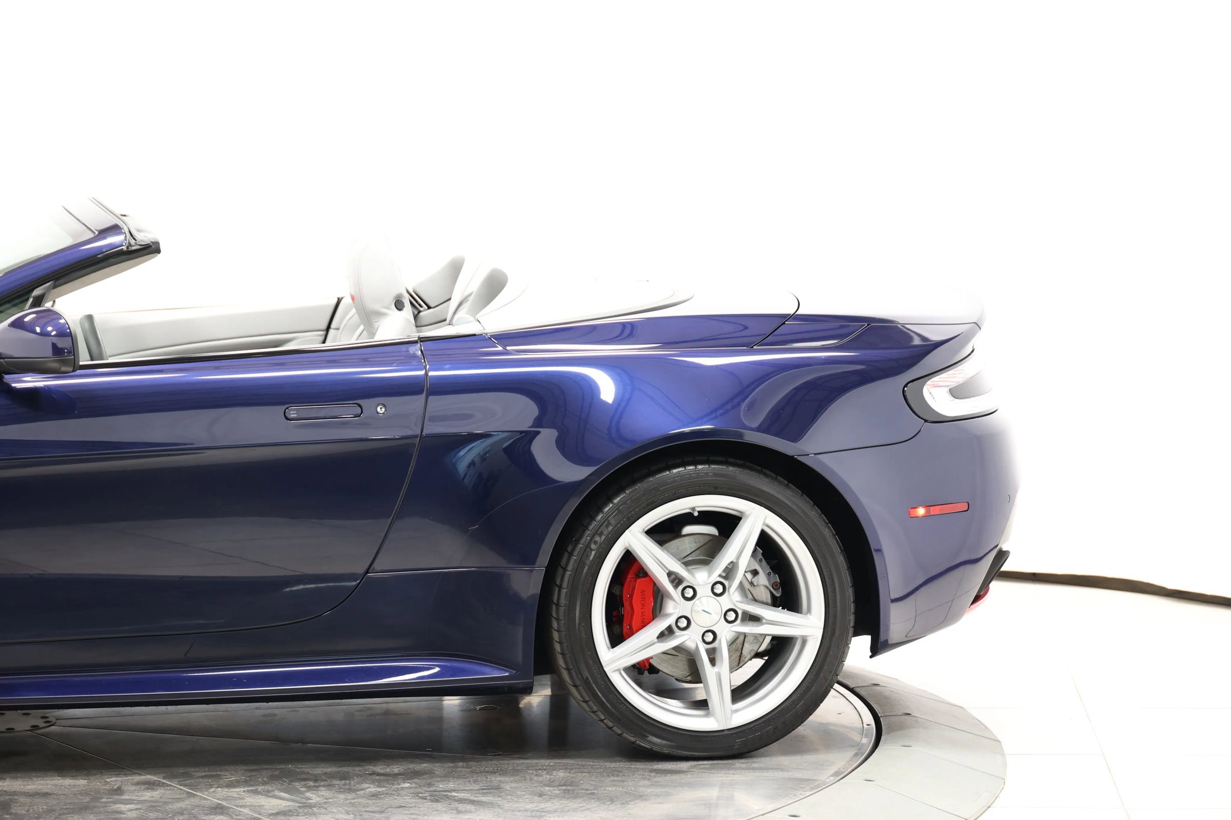 Used 2016 Aston Martin V8 Vantage GT RWD image 8