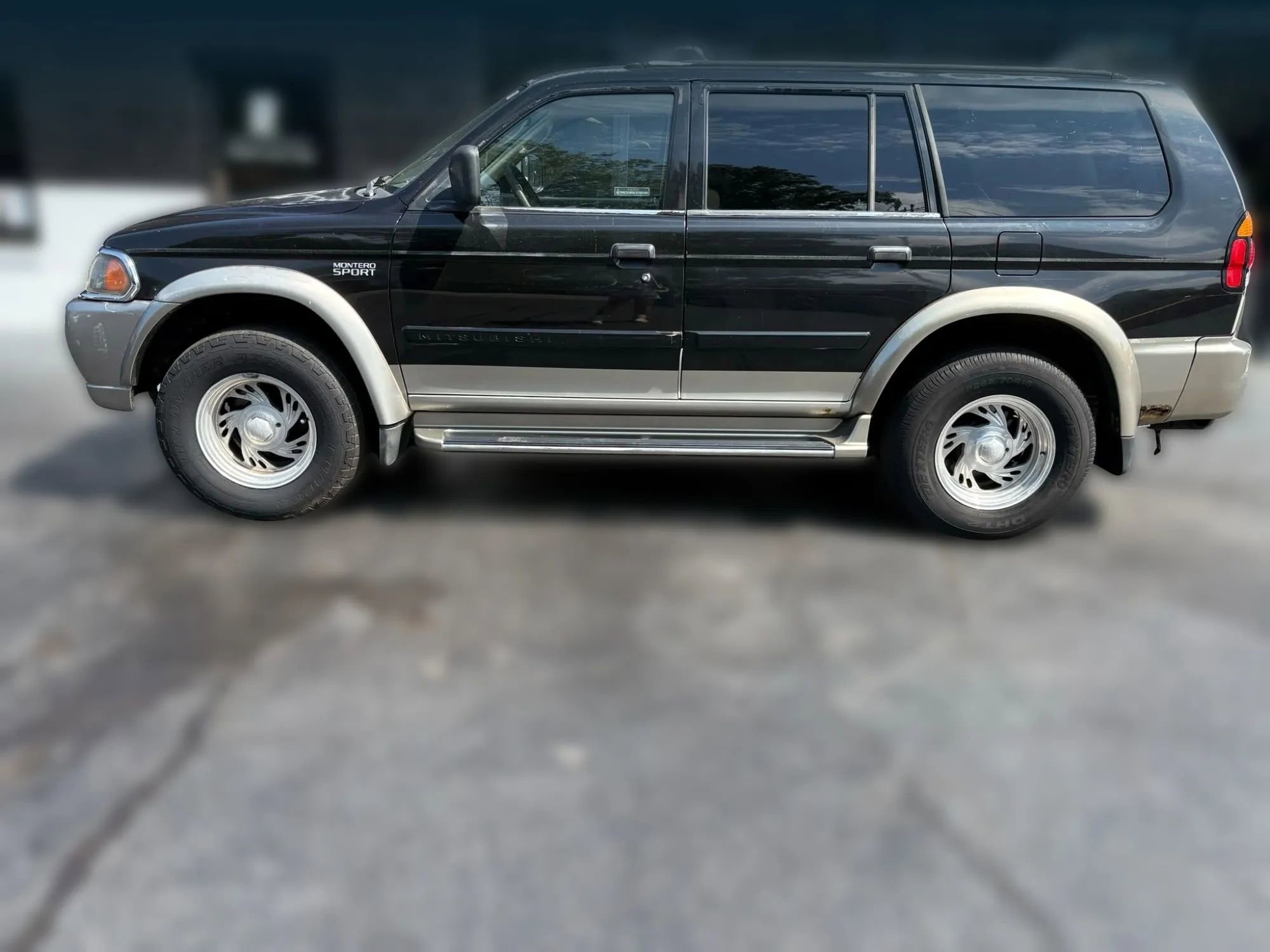 Used 2000 Mitsubishi Montero Sport XLS image 2