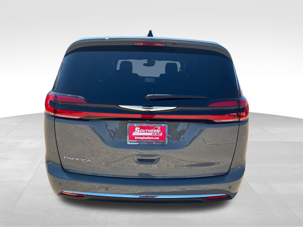 Used 2025 Chrysler Pacifica Select FWD image 5