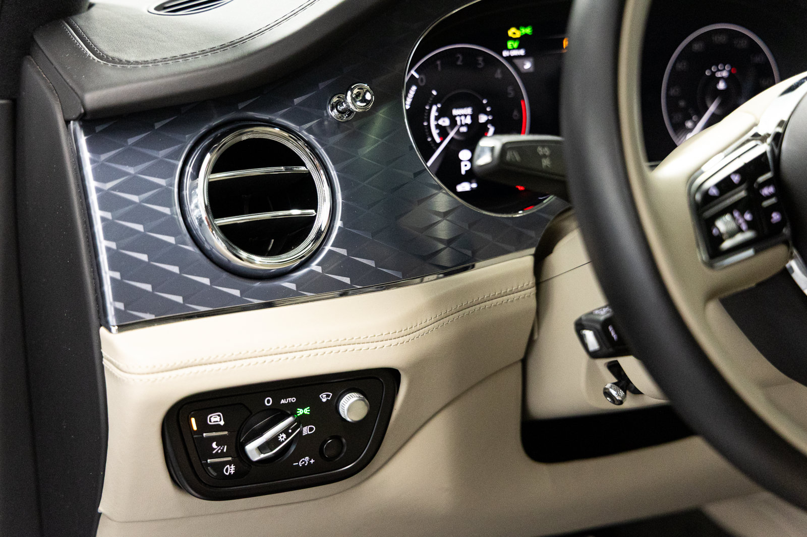 Certified 2023 Bentley Bentayga Plug-In Hybrid AWD/4WD image 33