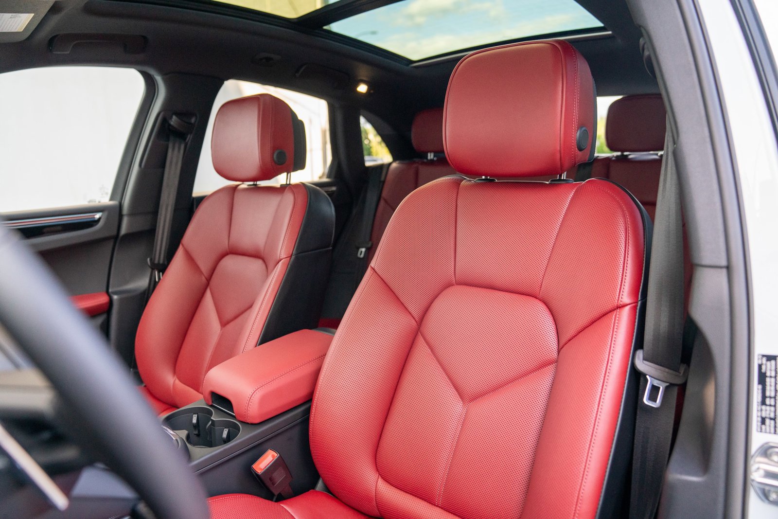 Certified 2025 Porsche Macan image 5