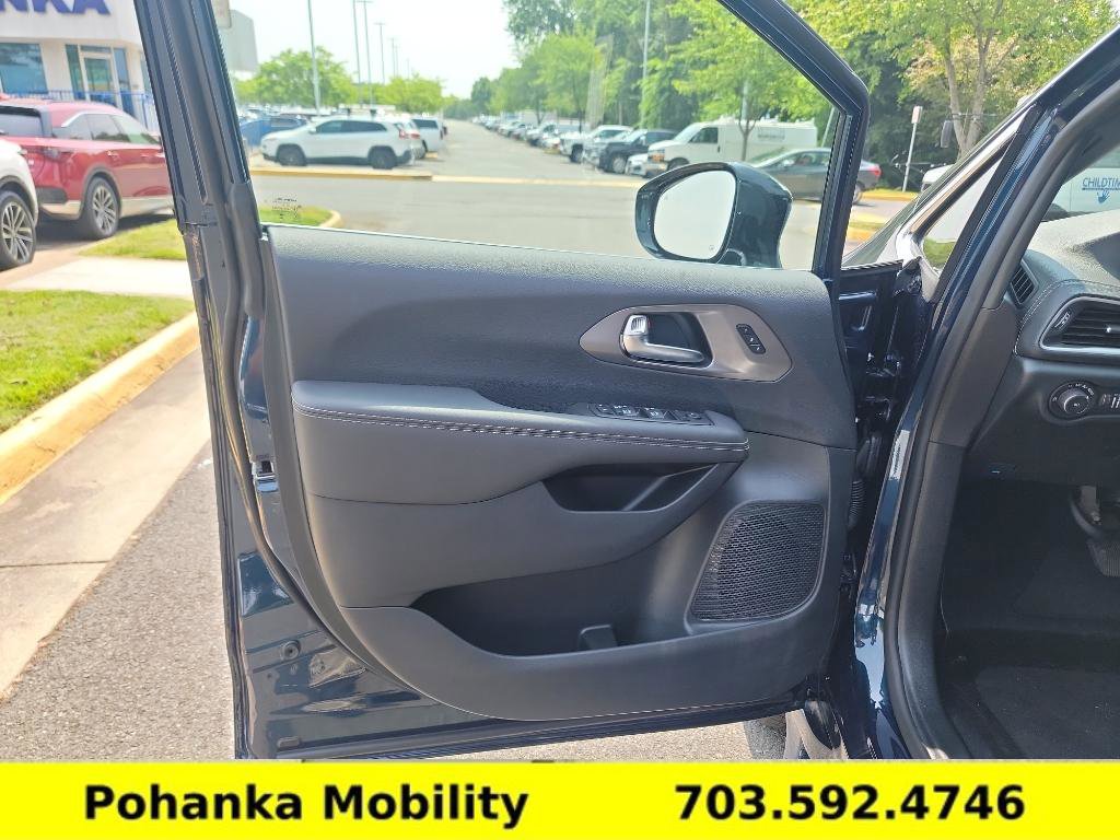 Used 2025 Chrysler Pacifica Select image 22