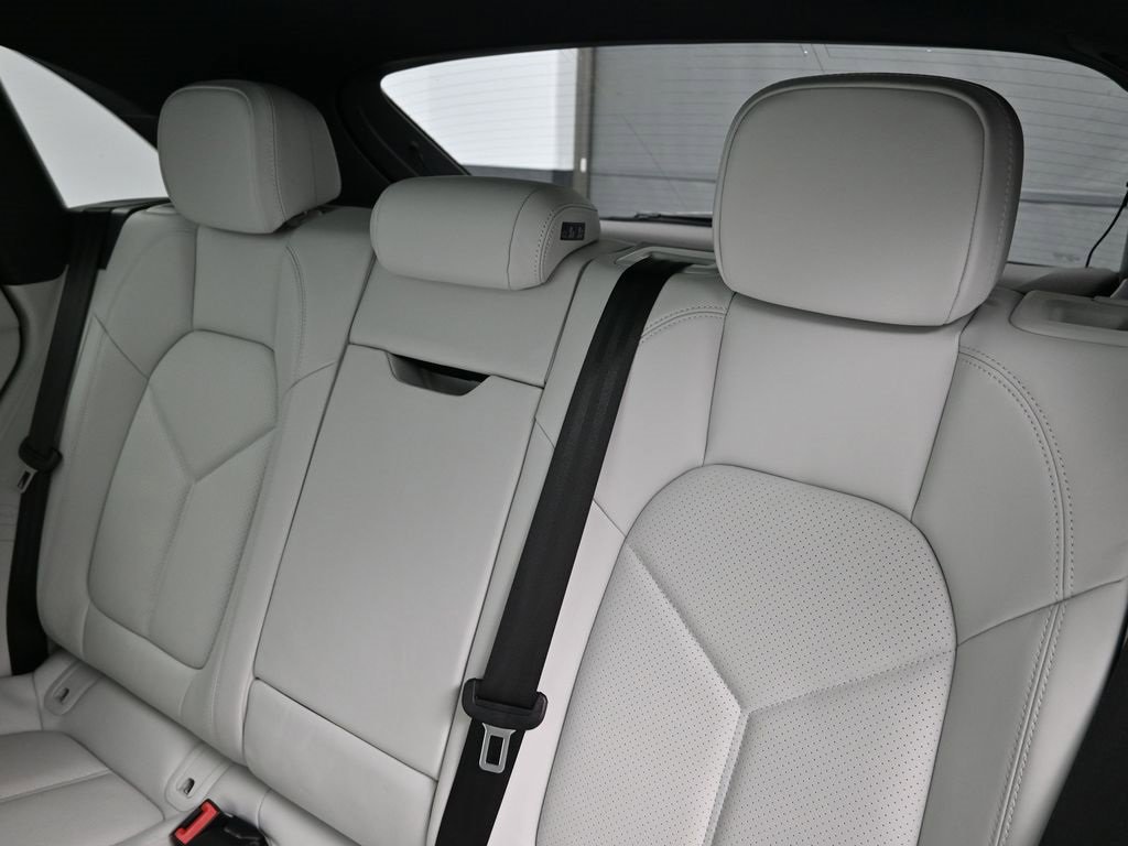 Certified 2023 Porsche Macan GTS image 6