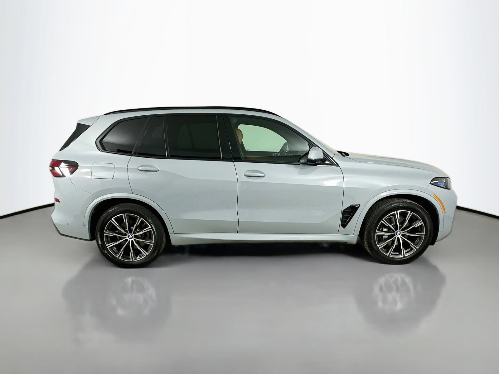 Used 2026 BMW X5 xDrive40i w/ M Sport Package AWD/4WD image 4