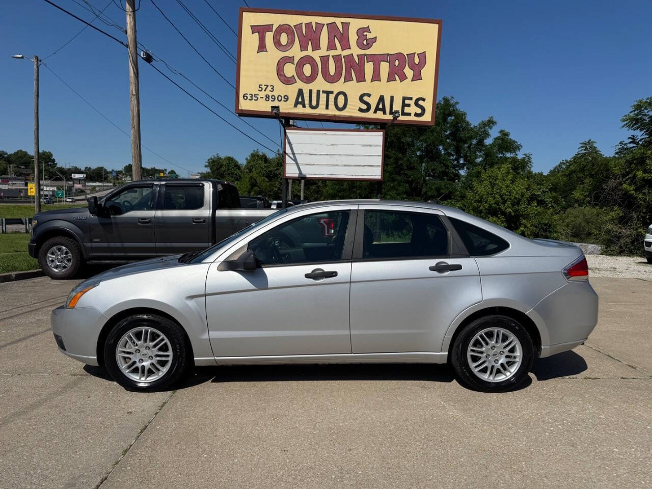 Used 2010 Ford Focus SE FWD image 4