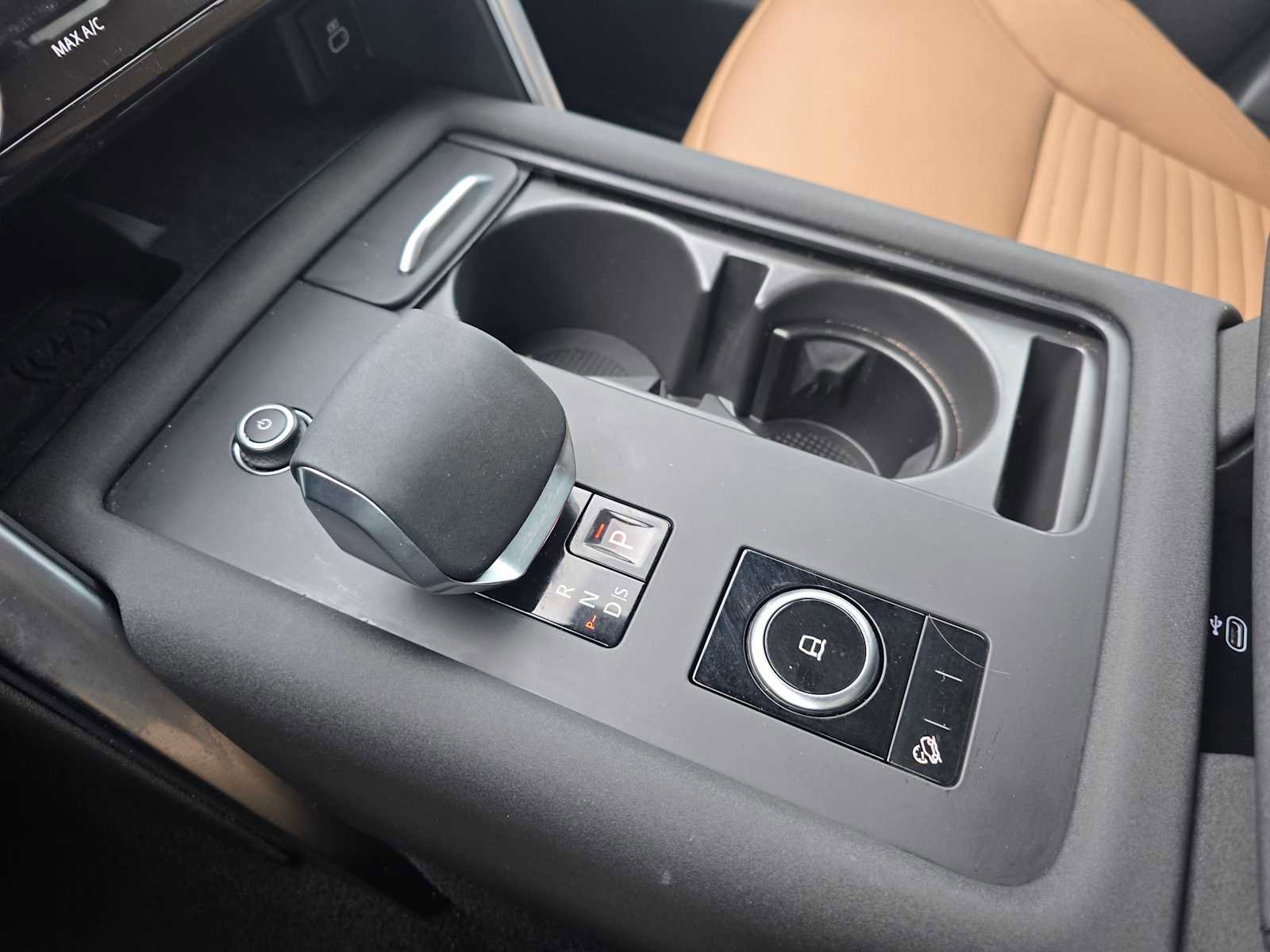 Certified 2025 Land Rover Discovery Dynamic SE image 32