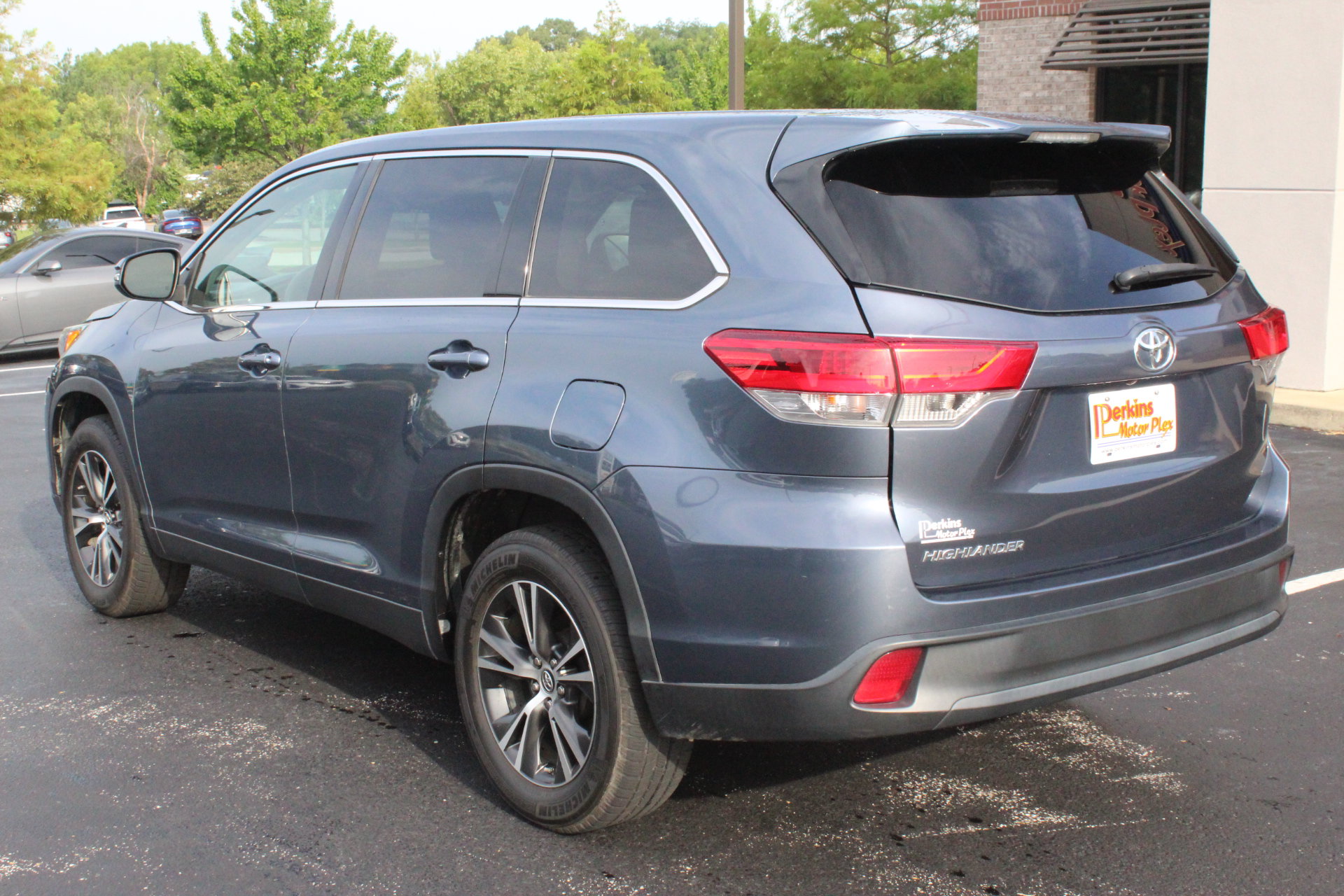 Used 2019 Toyota Highlander LE FWD image 8