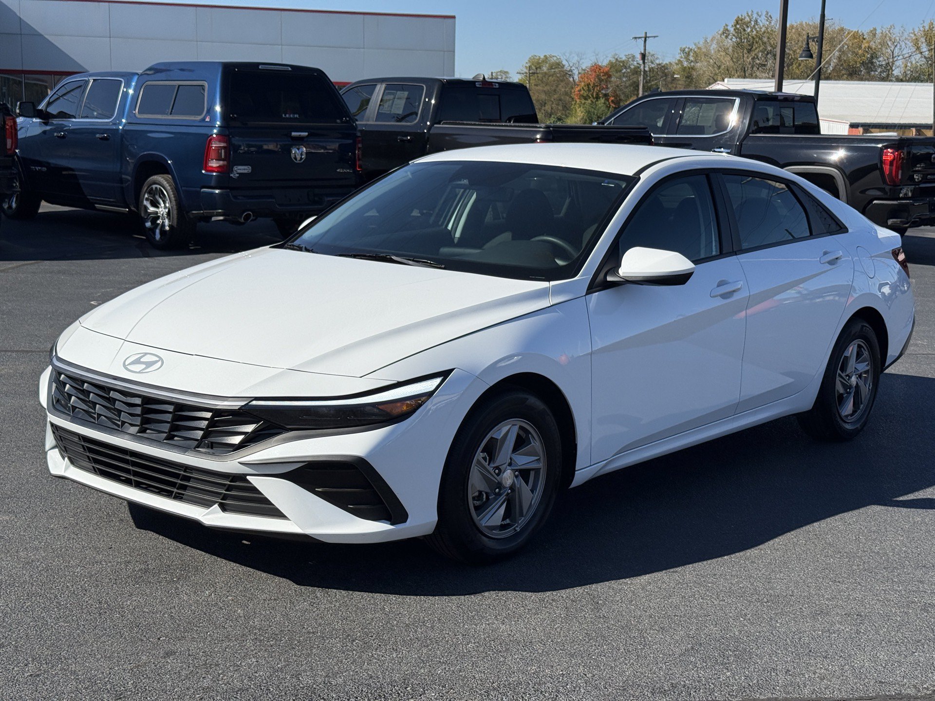 Used 2025 Hyundai Elantra SE FWD image 4