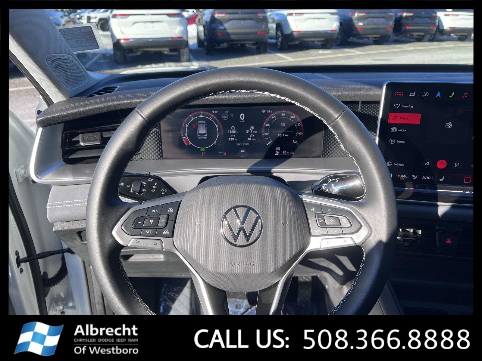 Used 2025 Volkswagen Tiguan SE image 27