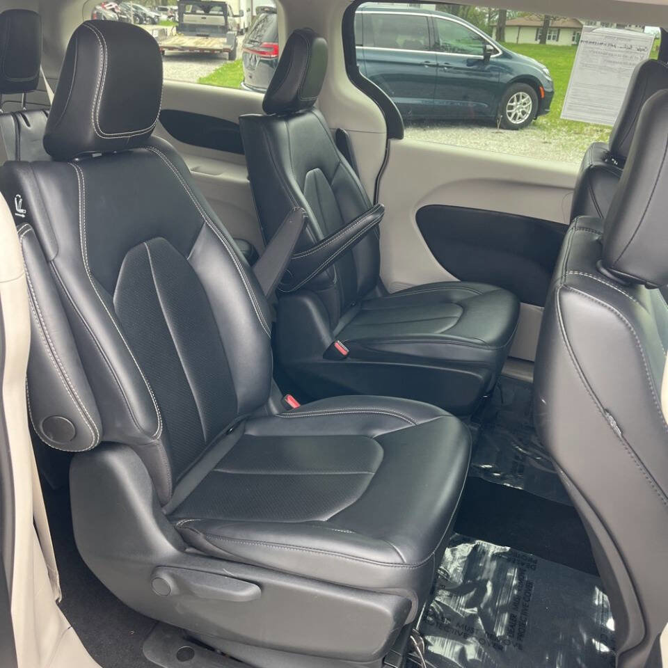 Used 2024 Chrysler Pacifica Limited FWD image 12