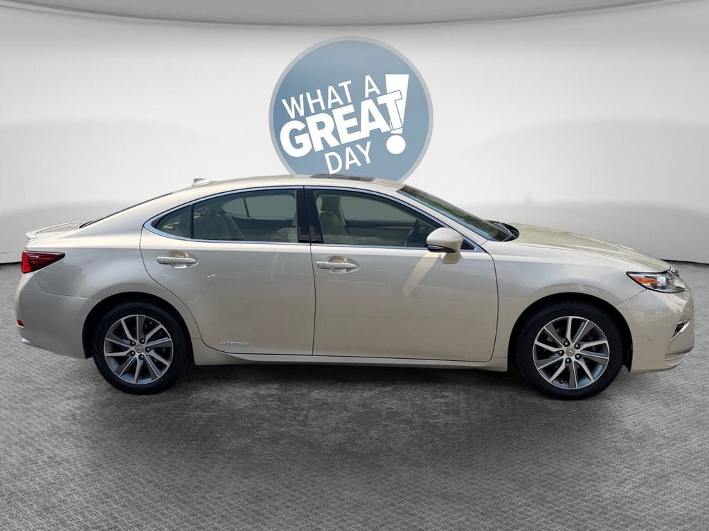 Used 2017 Lexus ES 300h FWD image 2