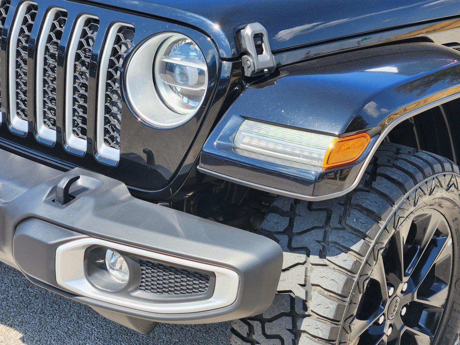 Used 2021 Jeep Wrangler Unlimited Sahara w/ Cold Weather Group AWD/4WD image 26