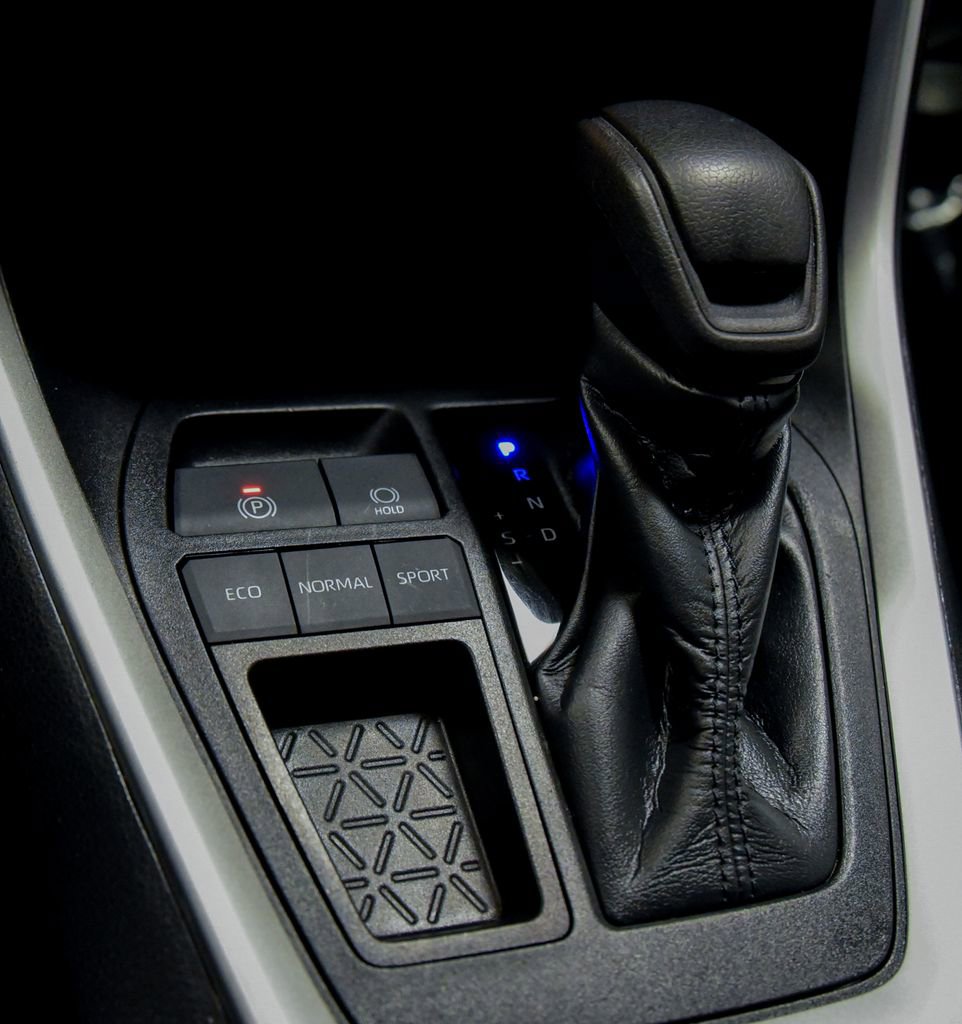 Used 2021 Toyota RAV4 LE image 19