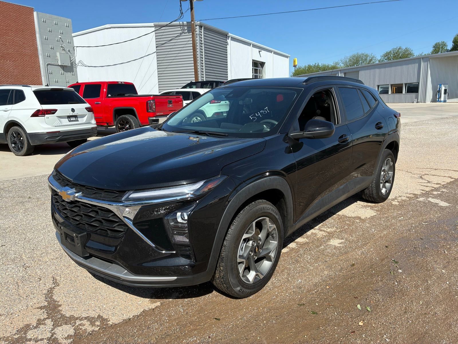 Used 2025 Chevrolet Trax LT FWD image 1