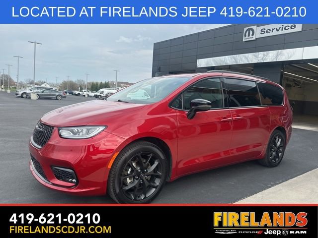 Used 2024 Chrysler Pacifica Limited w/ S Appearance Package FWD image 3