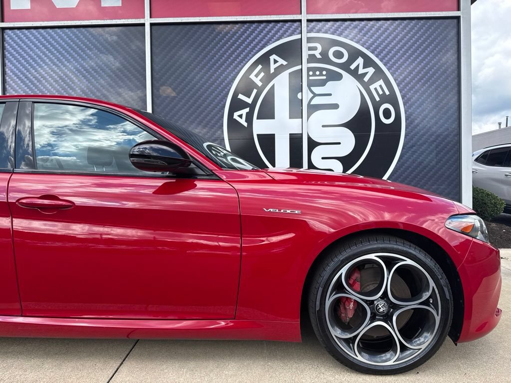 Used 2023 Alfa Romeo Giulia Veloce AWD/4WD image 3