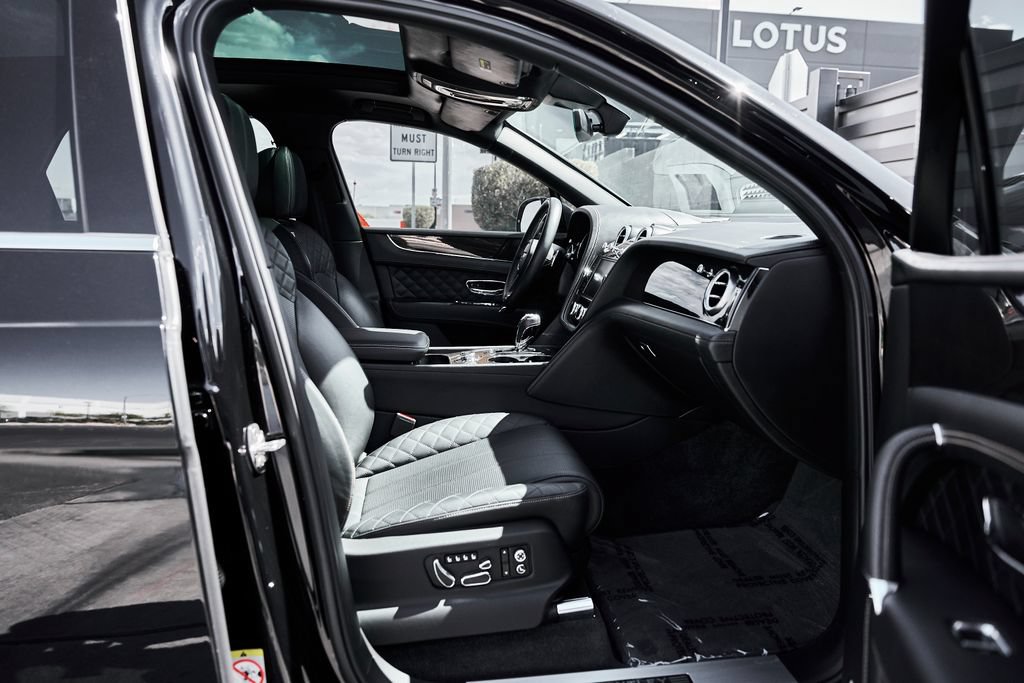 Used 2017 Bentley Bentayga AWD/4WD image 19