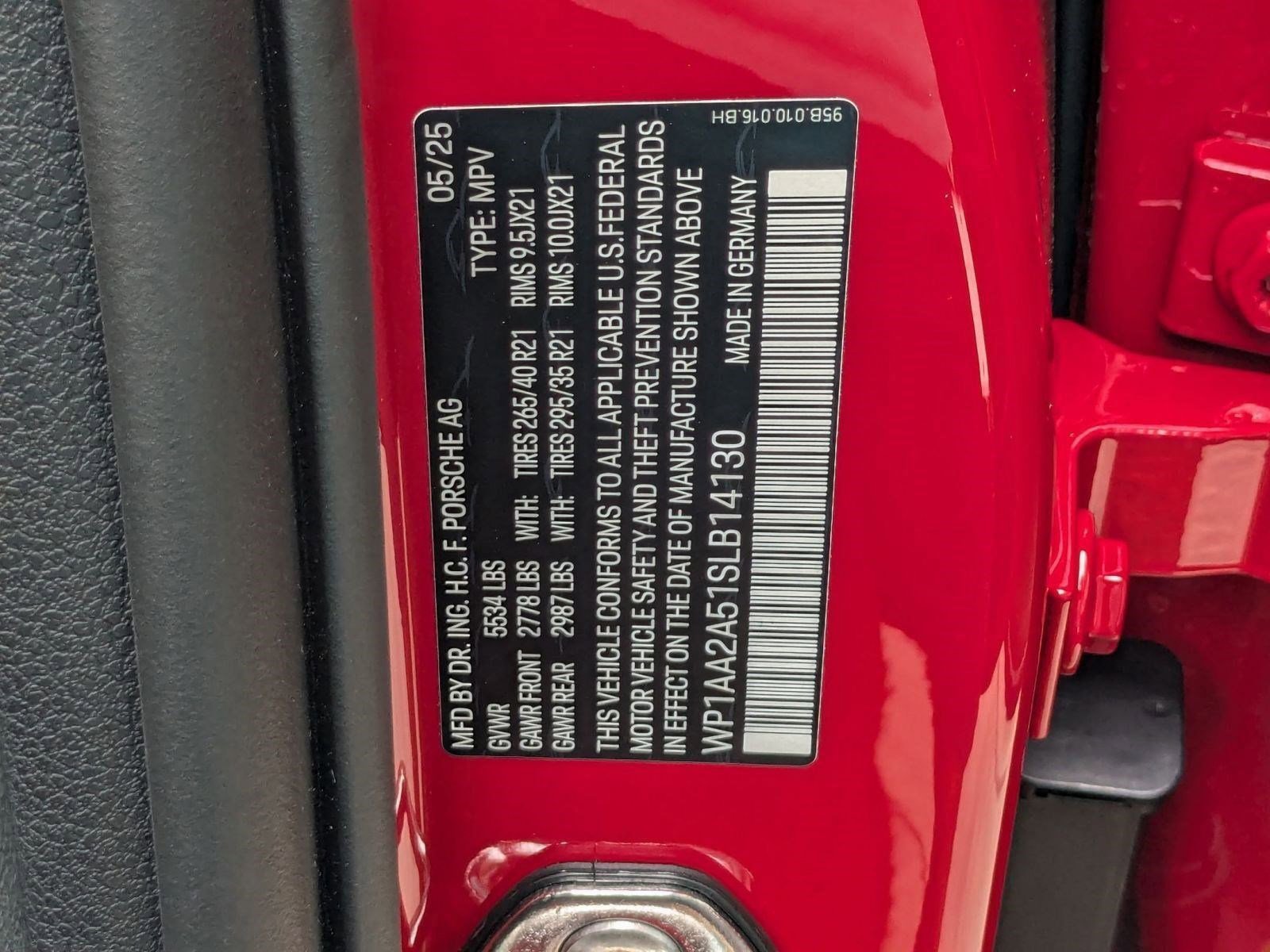 Certified 2025 Porsche Macan image 30