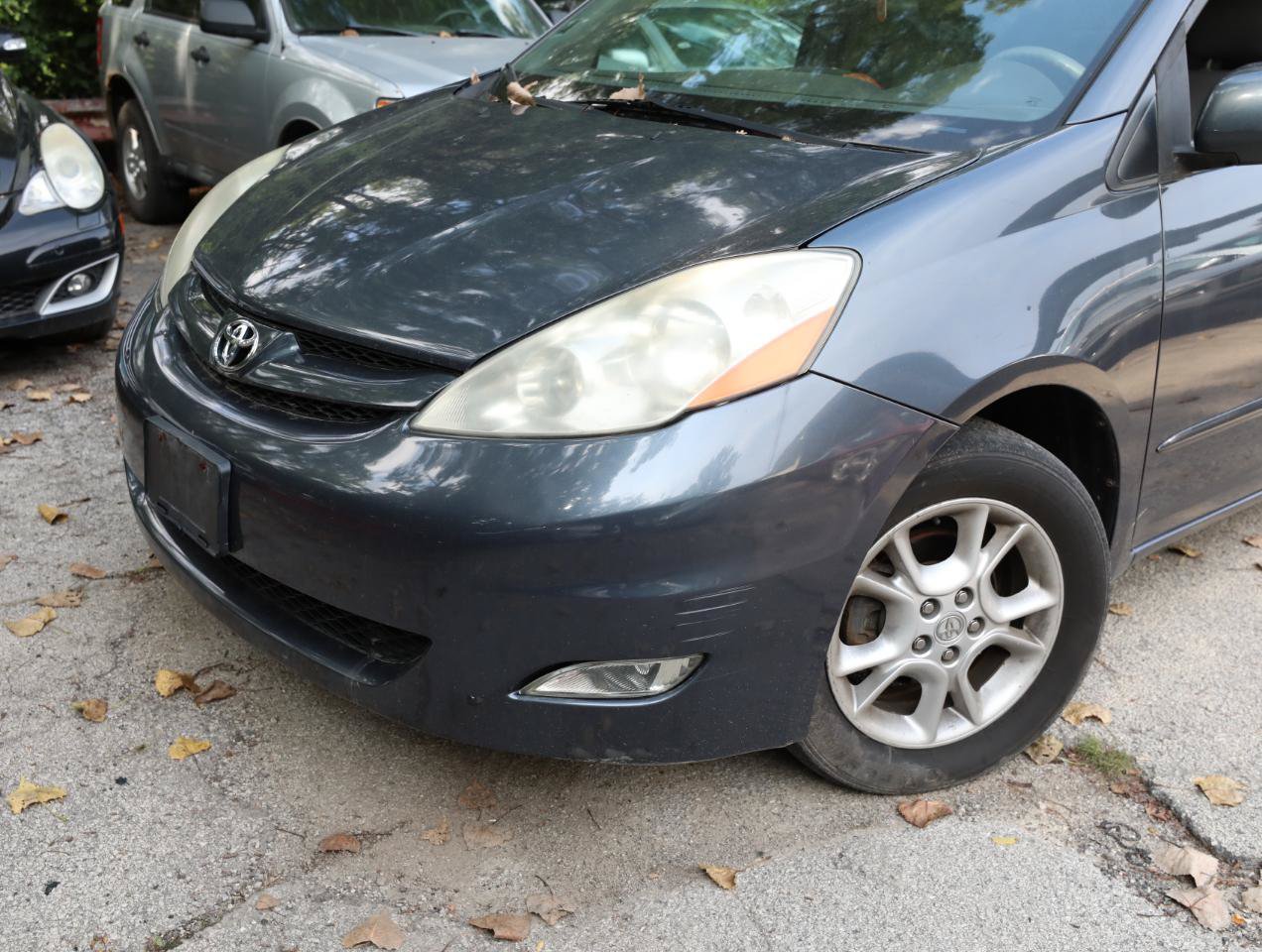 Used 2006 Toyota Sienna XLE w/ XLE Pkg 4 FWD image 2